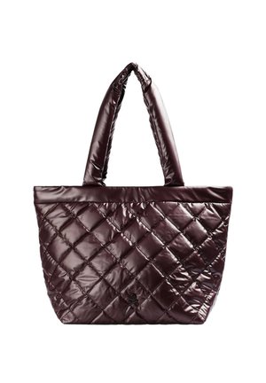 Bolso de mano acolchado en color burdeos oscuro, con textura brillante, dos asas cortas y un logotipo destacado en la parte inferior. Diseño suave y acolchado.