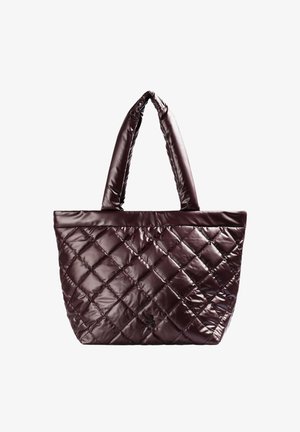 Bolso de mano acolchado en color burdeos oscuro, con textura brillante, dos asas cortas y un logotipo destacado en la parte inferior. Diseño suave y acolchado.
