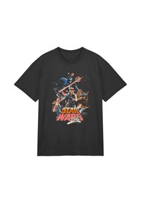 Černé tričko s grafikou Star Wars, na které jsou postavy, vesmírné lodě a ikonické logo Star Wars v oranžových a červených tónech.
