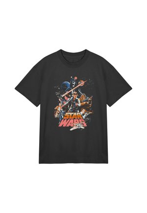 T-shirt noir avec un graphique Star Wars présentant des personnages, des vaisseaux spatiaux et le logo emblématique de Star Wars dans des tons orange et rouge.