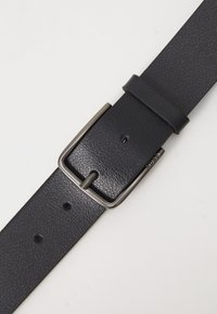 Schwarzer Ledergürtel mit strukturiertem Finish, ausgestattet mit einer silberfarbenen Metallschnalle und mehreren Einstelllöchern.