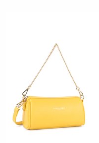 Sac à bandoulière en cuir jaune avec une finition texturée, doté d'une chaîne en or et d'un accent logo sur le devant.