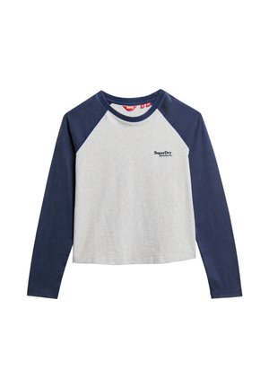 Koszulka raglanowa z długim rękawem, z granatowymi rękawami i jasnoszarym korpusem, z małym logo "SuperDry Athletics" na lewej piersi.