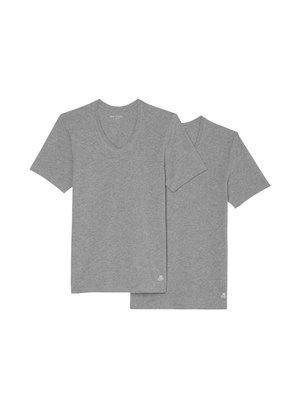 Dwie szare t-shirty z dekoltem w kształcie litery V, wykonane z miękkiego materiału. Jeden jest krótko-sleeve, a drugi ma długie rękawy. Każdy z nich posiada małe logo przy dolnym brzeg.