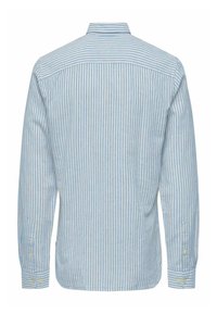 Camisa de manga larga a rayas azul claro y blanca, con cuello abotonado, mangas con puños y corte regular, hecha de tela transpirable.
