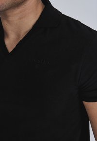 SIKSILK V-NECK  - Pólóing - black