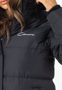 CLOSURE London LONGLINE PUFFER WITH FUR HOOD - Zimní kabát - black
