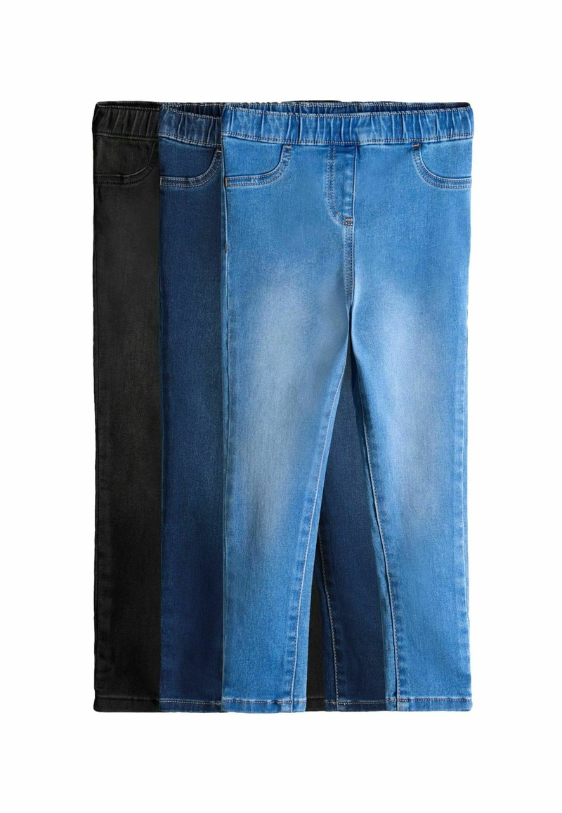 Tři páry strečových džínsů: jedny černé, jedny tmavě modré a jedny světle modré. Každé mají měkkou texturu a elastický pas.