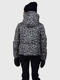 Persona che indossa un giubbotto imbottito con cappuccio a stampa leopardata, un berretto di maglia nero, guanti neri e pantaloni neri, vista da dietro su uno sfondo neutro.