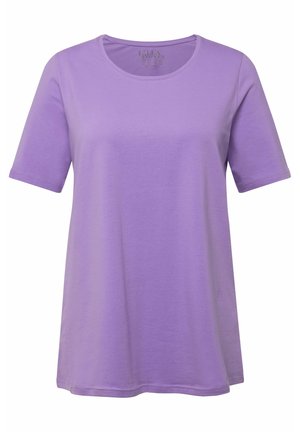 Maglietta di cotone viola con maniche corte, colletto tondo e vestibilità morbida. Texture liscia, senza pattern o elementi metallici visibili.