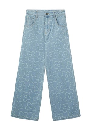 Jeans de pernera ancha color azul claro, hechos de mezclilla, con un patrón floral en todo el tejido en contorno blanco y acentos de costura en naranja.