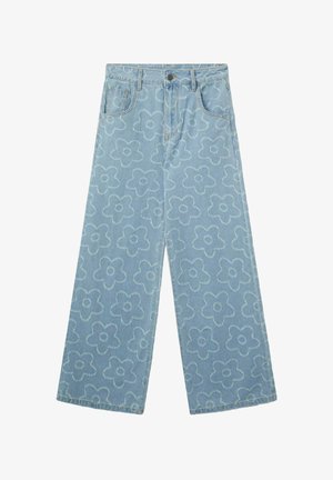Jeans de pernera ancha color azul claro, hechos de mezclilla, con un patrón floral en todo el tejido en contorno blanco y acentos de costura en naranja.