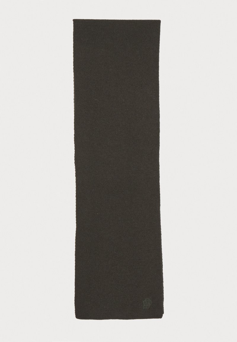 Dunkelbrauner gestrickter Schal mit weicher Textur, rechteckiger Form und dezentem Markenlogo in der unteren Ecke.