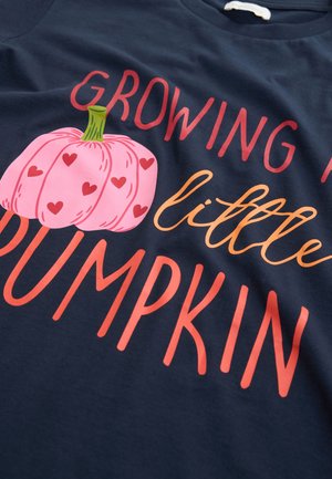 Marineblauw katoenen T-shirt met een roze pompoenafbeelding en kleurrijke tekst: "GROWING MY little PUMPKIN" in oranje en roze. Zachte stof.