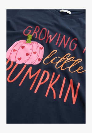 Marineblauw katoenen T-shirt met een roze pompoenafbeelding en kleurrijke tekst: "GROWING MY little PUMPKIN" in oranje en roze. Zachte stof.