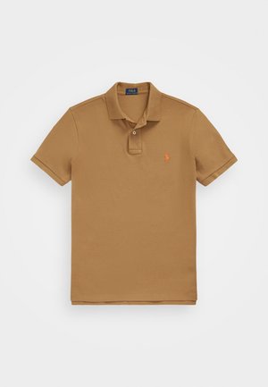 Polo marron à manches courtes avec col, deux boutons et petit logo brodé sur la poitrine gauche.