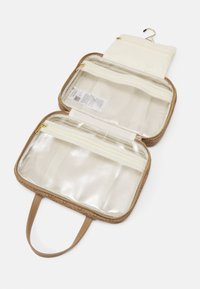 Guess TRAVEL CASE - Mosózsák - latte logo