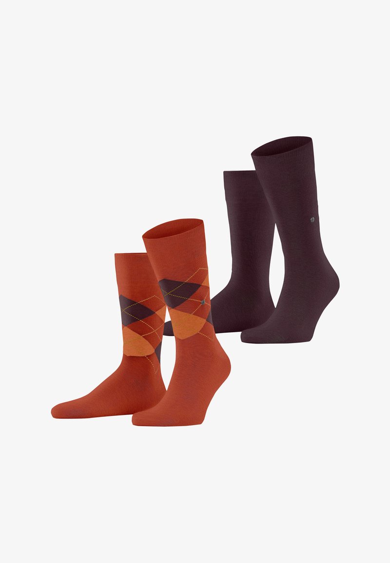 Deux paires de chaussettes mi-mollet, l'une de couleur violette foncée unie et l'autre orange avec un motif de losanges en tons marron et orange.