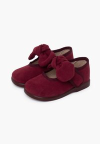 Burgundské semišové Mary Jane boty s kulatou špičkou, elastickým lemem kolem otevření a látkovou mašlí na přední straně. Plná gumová podrážka.