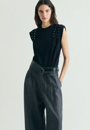Scalpers, NEW JEWELL PLEATS TEE - Top - black