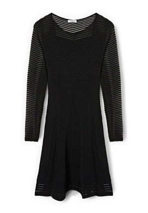 Černé šaty s dlouhým rukávem s průsvitným vodorovným proužkovým vzorem, kulatým výstřihem a mírně rozšířenou sukní, zobrazené na bílém pozadí.