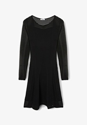 Černé šaty s dlouhým rukávem s průsvitným vodorovným proužkovým vzorem, kulatým výstřihem a mírně rozšířenou sukní, zobrazené na bílém pozadí.