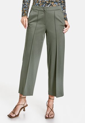 TUCH/KOMBI VERKÜRZT MIT LÄNGSBIESE - Trousers - cedar