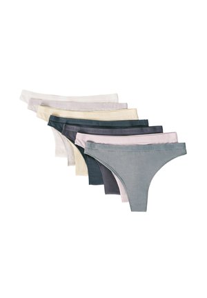 Zeven paar naadloze katoenen damesstrings in verschillende gedempte kleuren, horizontaal overlappend gerangschikt op een witte achtergrond.