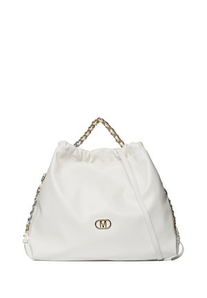Sac en cuir blanc avec un cordon de serrage sur le dessus, quincaillerie dorée et une bandoulière en chaîne. Présente un accent de logo à l'avant et une texture lisse.