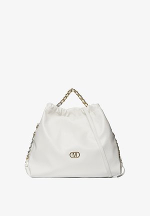 Borsa bianca in pelle con apertura a coulisse, hardware dorato e tracolla a catena. Presenta un accento con logo sulla parte anteriore e una texture liscia.