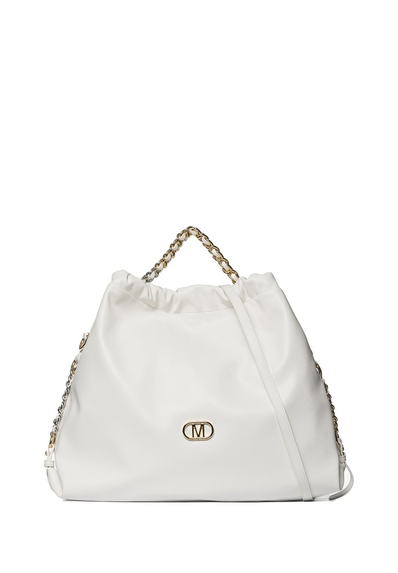 Borsa bianca in pelle con apertura a coulisse, hardware dorato e tracolla a catena. Presenta un accento con logo sulla parte anteriore e una texture liscia.