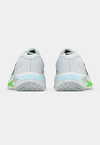 Άσπρα αθλητικά παπούτσια με λεπτομέρειες από δίχτυ, διακοσμημένα με ανοιχτό μπλε και πράσινες αποχρώσεις. Διαθέτουν στρογγυλεμένο σχέδιο και υφασμένο πέλμα για καλύτερη πρόσφυση.