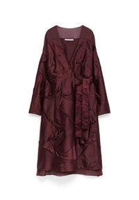 Burgundy satinklänning med omslag och långa ärmar, V-ringning, bälte i midjan och texturerad geometrisk sömnad genom hela plagget.