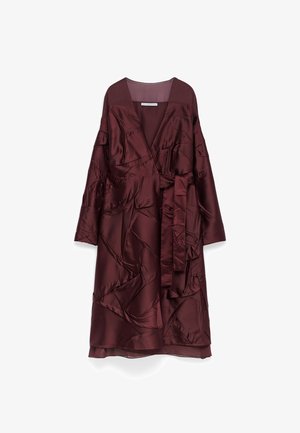 Bordowa satynowa sukienka o kroju wrap z długimi rękawami, dekoltem w serek, paskiem w talii i fakturowanym geometrycznym przeszyciem w całej długości.