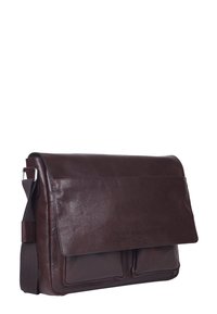 Bolsa de mensajero de cuero marrón con cierre de solapa, que cuenta con dos bolsillos en la parte frontal, una correa ajustable y una textura suave.