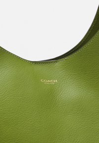 COACH BROOKLYN SHOULDER BAG - Bevásárlótáska - dark lime