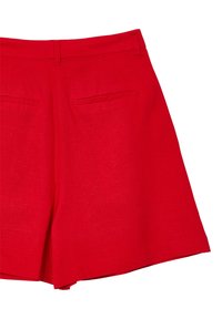Shorts in lino rosso con una texture liscia, caratterizzati da una forma a gamba ampia, due tasche posteriori e una sottile cucitura decorativa.