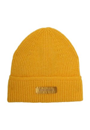 Bonnet en tricot côtelé jaune avec un revers. Dispose d'une étiquette rectangulaire dorée avec "SERGE BLANCO" intégrée à l'avant.