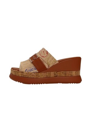 Sandales à plateforme en liège avec une bande marron ornée d'un motif imprimé. Talon épais, matériau texturé et large sangle pour le maintien.
