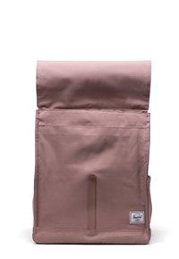 Rucksack aus staubrosa Stoff mit Rollverschluss, Vordertasche, Lederdetails und Logopatch in der unteren rechten Ecke.