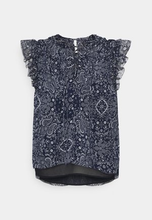 Mørkeblå bluse med hvide blomster- og paisley-mønstre, korte flæseærmer og lukning med nøglehulsknap bagpå.