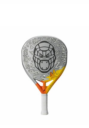 Padel-Schläger mit einer strukturierten silbernen Oberfläche, die ein markantes schwarzes Gorilla-Gesicht-Design zeigt, und orange-gelben Akzenten am unteren Rand.