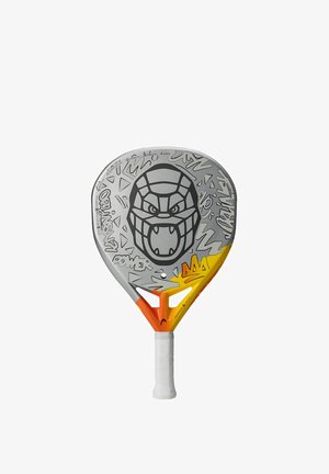 Padel-Schläger mit einer strukturierten silbernen Oberfläche, die ein markantes schwarzes Gorilla-Gesicht-Design zeigt, und orange-gelben Akzenten am unteren Rand.