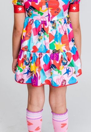 Farverig kjole med lagdelt design, der har et legende grafisk print af hjerter, stjerner og tegneseriefigurer. Røde detaljer som accent.