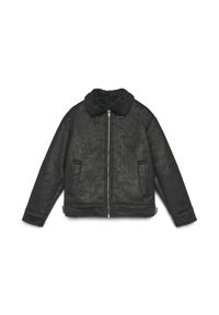 Giubbotto nero foderato in shearling con zip frontale, colletto distintivo, doppie tasche laterali e tessuto texture. Presenta una zip e una tracolla regolabile.