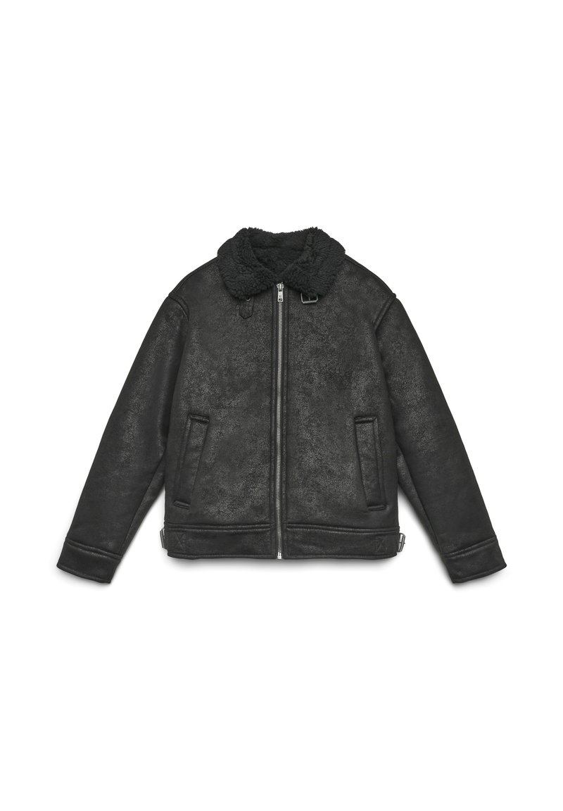 Giubbotto nero foderato in shearling con zip frontale, colletto distintivo, doppie tasche laterali e tessuto texture. Presenta una zip e una tracolla regolabile.