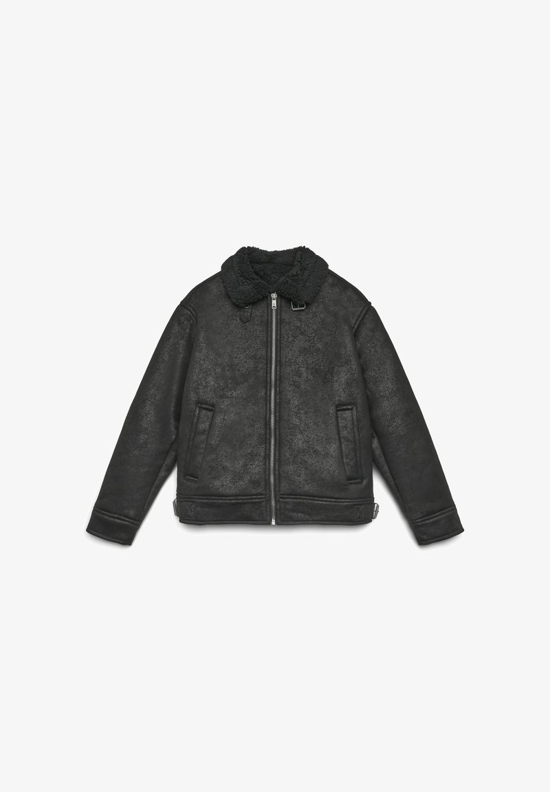Giubbotto nero foderato in shearling con zip frontale, colletto distintivo, doppie tasche laterali e tessuto texture. Presenta una zip e una tracolla regolabile.