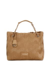 Gestructureerde beige draagtas met een golvend patroon, dubbele handvatten en accenten van goudkleurige ketting. Heeft een klein label met een logo en een platte bodem.