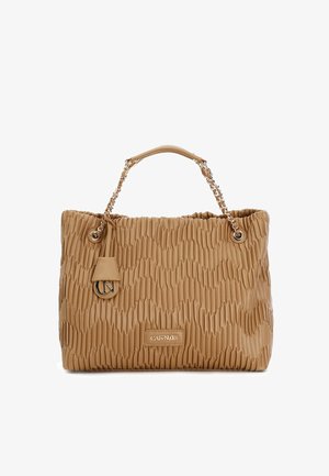 Texturovaná béžová taška na rameno s vlnitým vzorem, dvojitými uchy a zlatými řetízkovými detaily. Obsahuje malou visačku s logem a ploché dno.