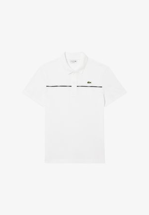 Biała koszulka polo wykonana z bawełny, z czarnym poziomym paskiem na piersi i zielonym logo krokodyla po lewej stronie.